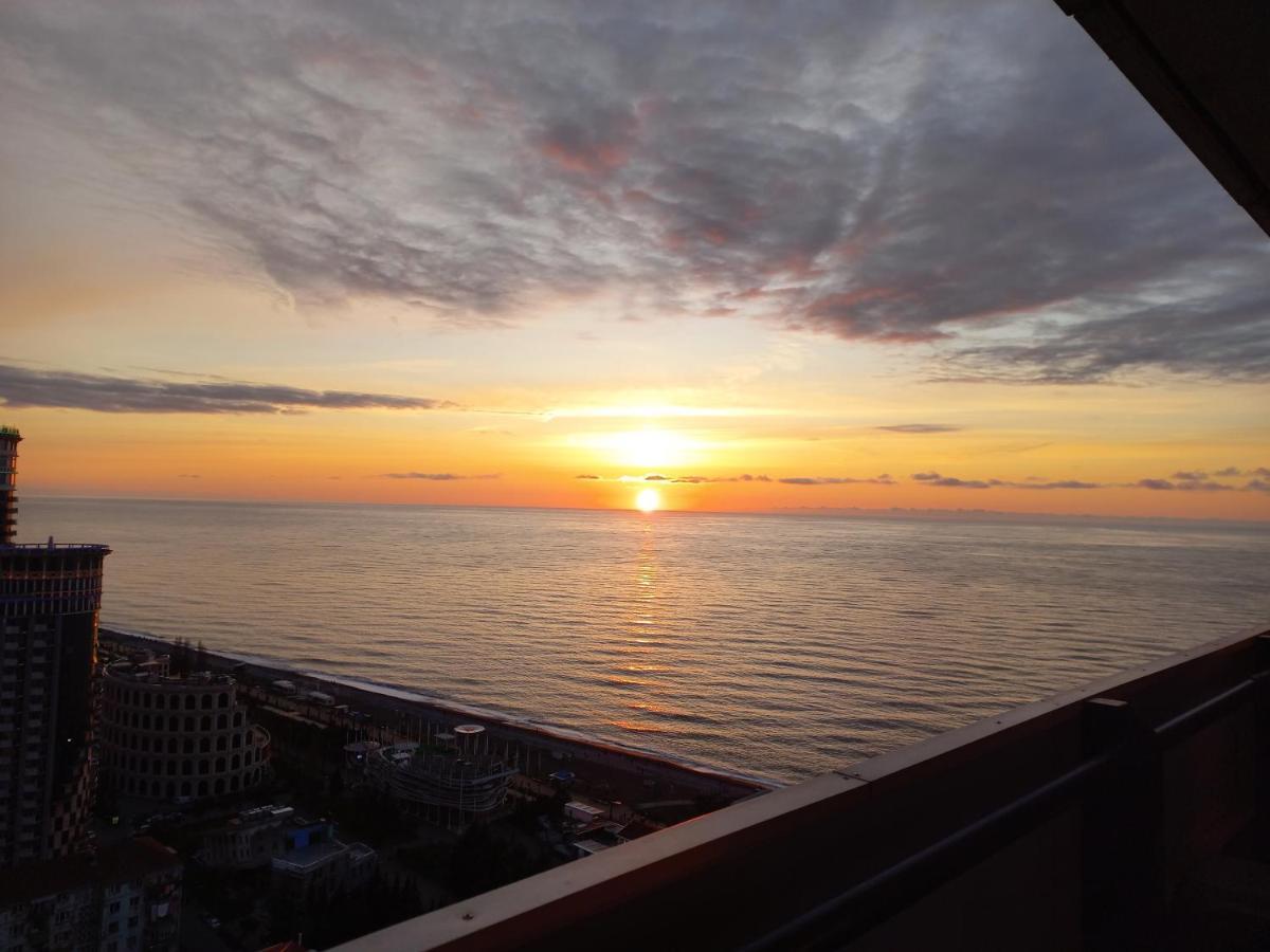 Orbi City Apartments On The Beach Batumi Esterno foto