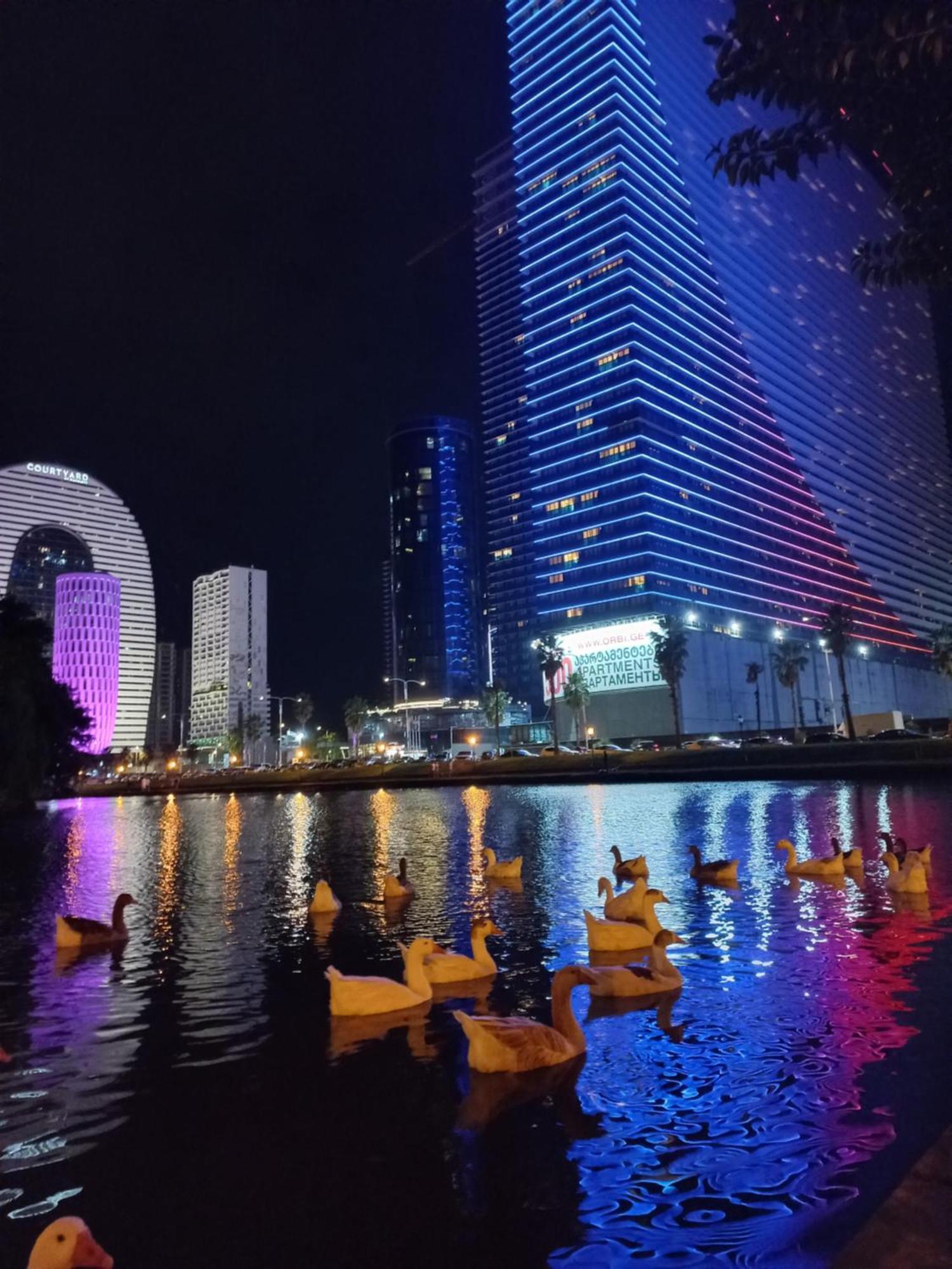 Orbi City Apartments On The Beach Batumi Esterno foto