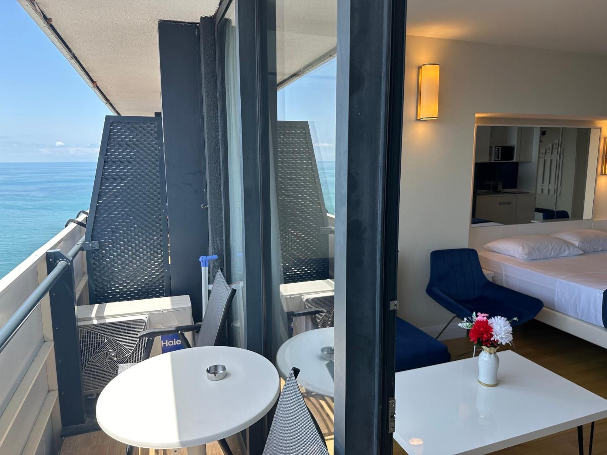 Orbi City Apartments On The Beach Batumi Esterno foto